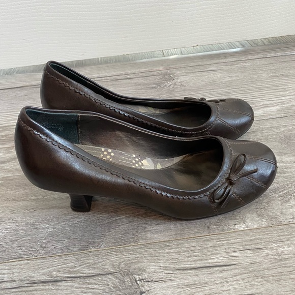 Brown bow heels, size 8 - Picture 2 of 7